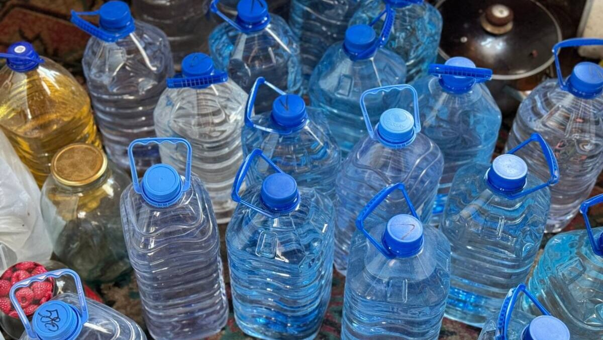 Изъято 137 литров: пенсионерка продавала разбавленный спирт из дома в Петропавловске