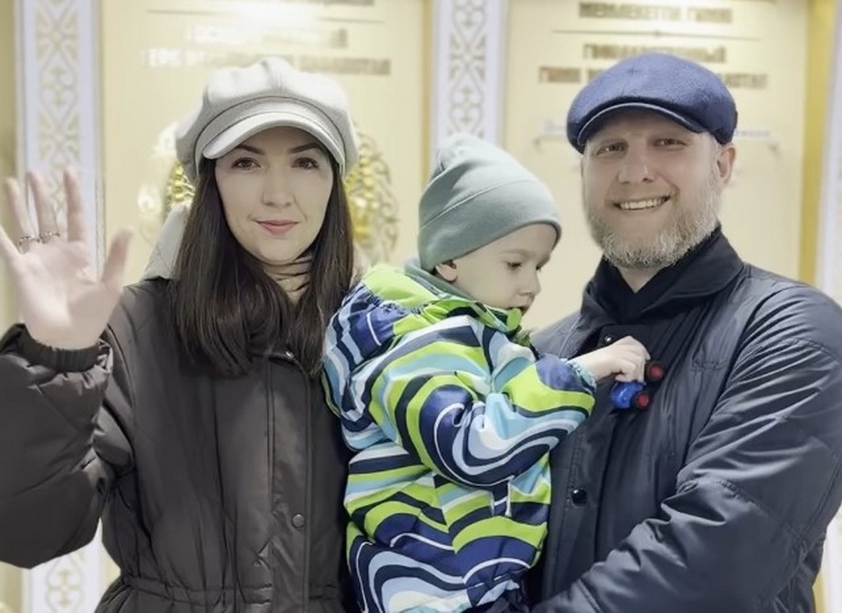 Трудовая династия Мехниных, представляющая АО "УМЗ", приняла участие в референдуме в Усть-Каменогорске