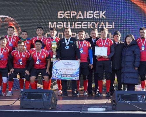 Миллион теңге за победу: в Усть-Каменогорске завершился футбольный турнир