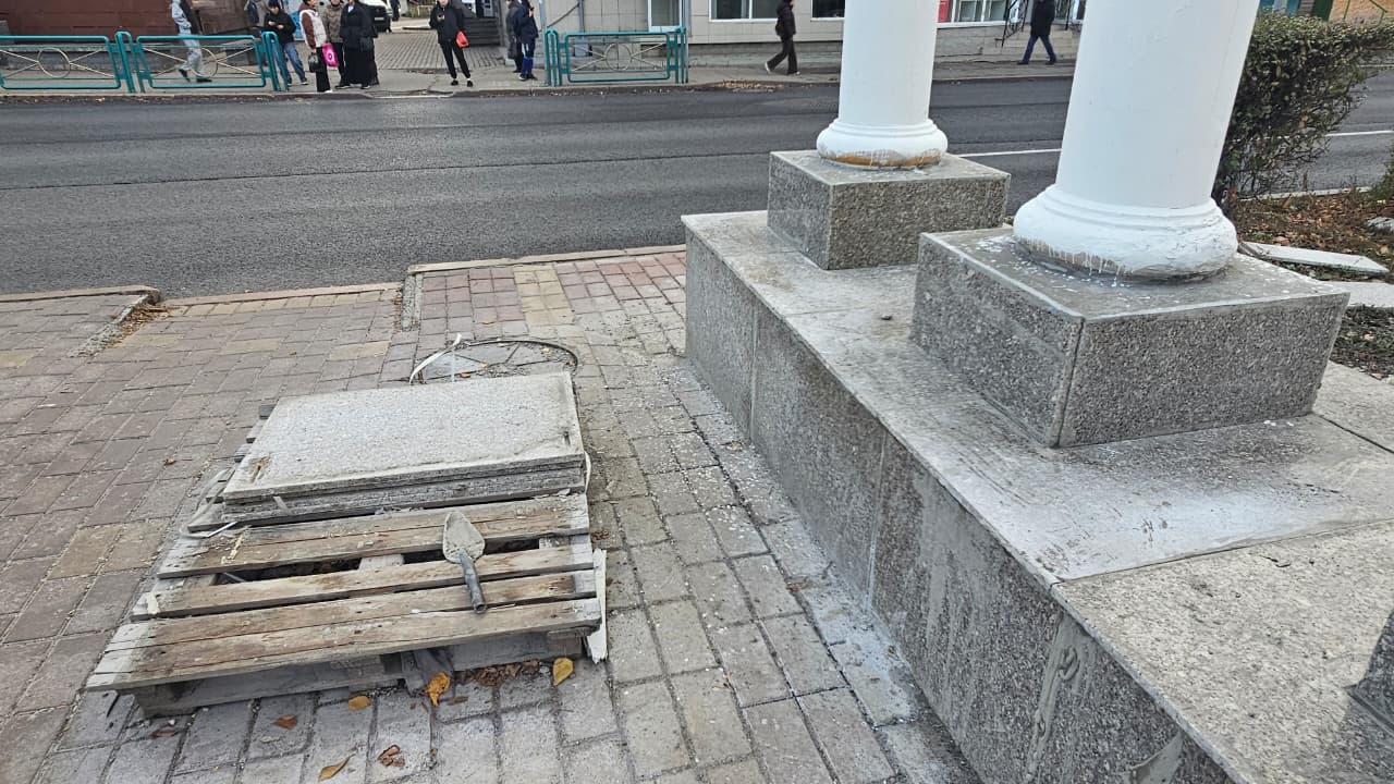 На проспекте Назарбаева в Усть-Каменогорске начали приводить в порядок прогулочную зону