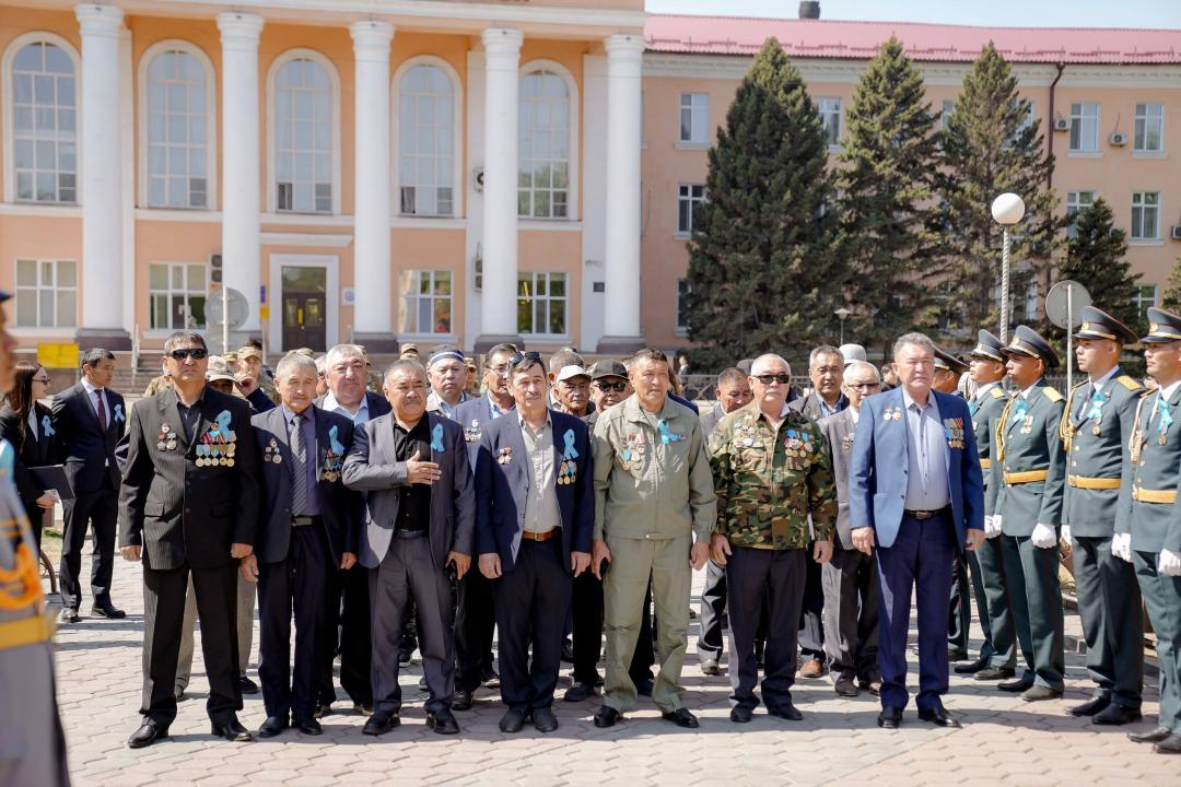 В Семее прошла церемония возложения цветов к памятнику воинам