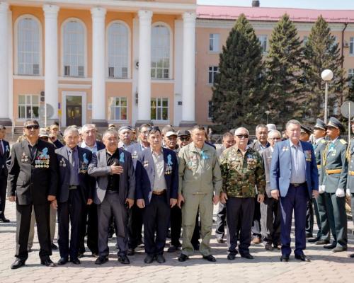 В Семее прошла церемония возложения цветов к памятнику воинам