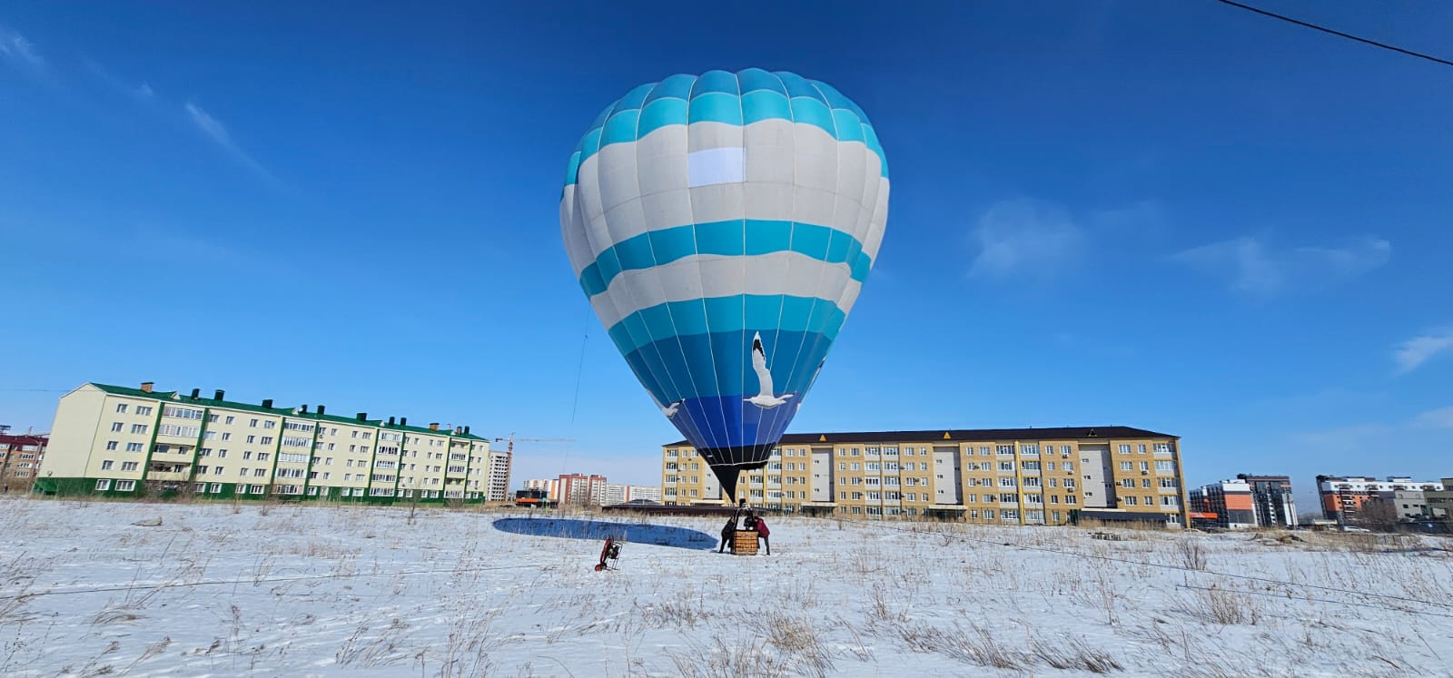 В Усть-Каменогорске на избирательном участке установили юрту и накрыли дастархан