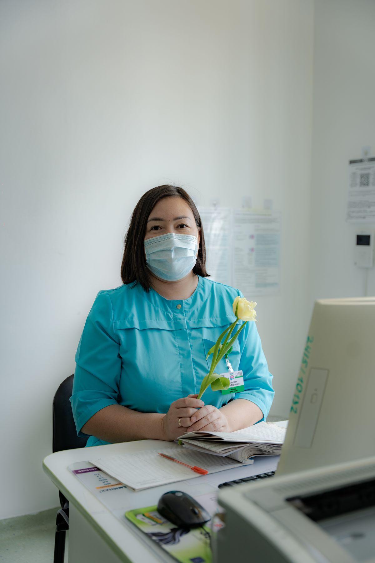 Жительницам Усть-Каменогорска на улицах и в торговых центрах дарили цветы