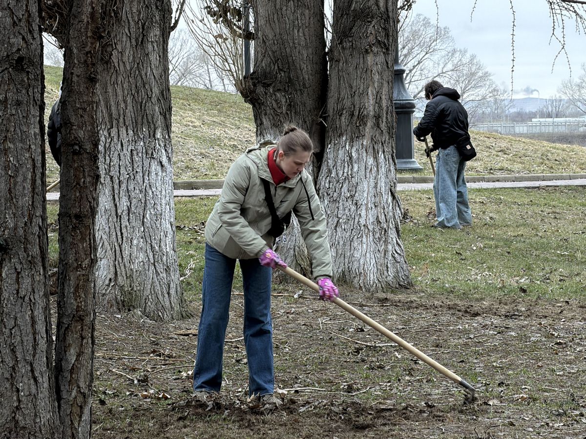 Субботники в рамках акции Taza Qazaqstan объединили студентов и преподавателей Усть-Каменогорска