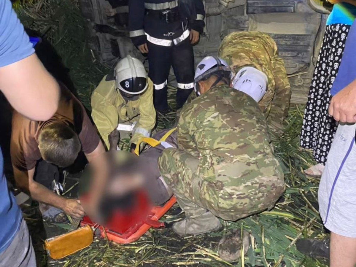 Спасатели и местные жители помогли женщине, зажатой под автомобилем в Алматинской области