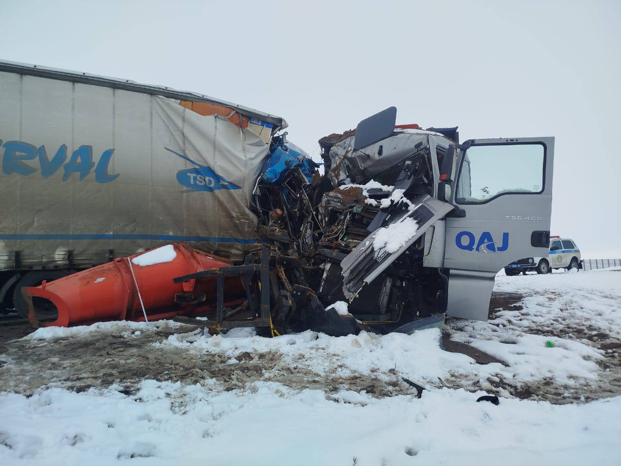 На дороге Астана–Петропавловск грузовик влетел в спецтехнику