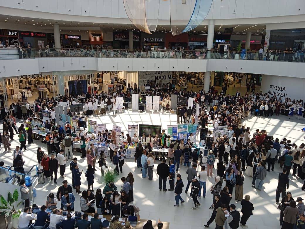 Аншлаг в Maxi Mall: ярмарка вакансий в Усть-Каменогорске вызвала ажиотаж