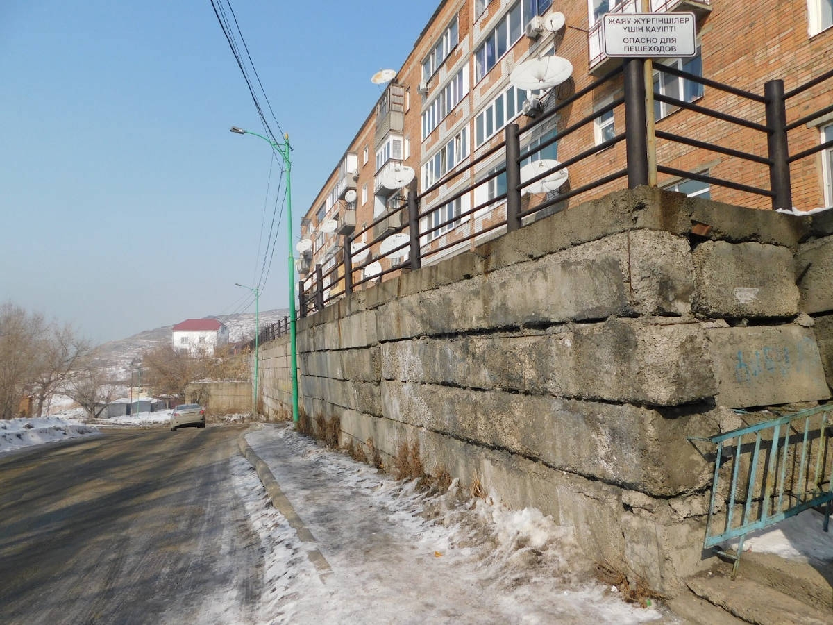 В Усть-Каменогорске наметилось решение проблемы дома, фундамент которого уходит под землю