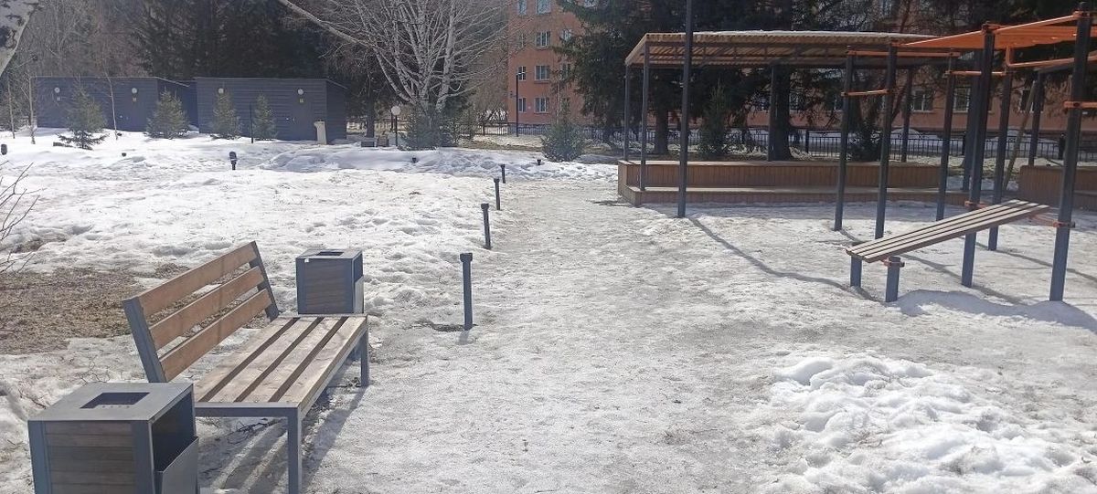 Парк на площади Республики в Риддере местами отремонтируют