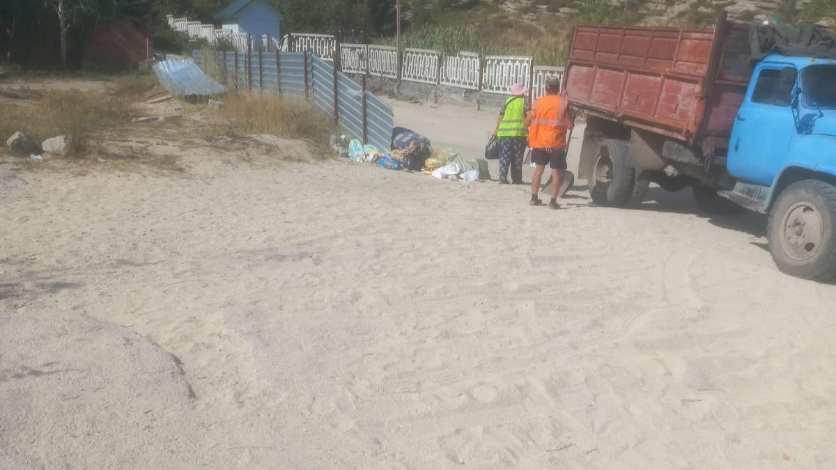 На побережье Бухтарминского водохранилища в районе Мохнатки провели субботник 