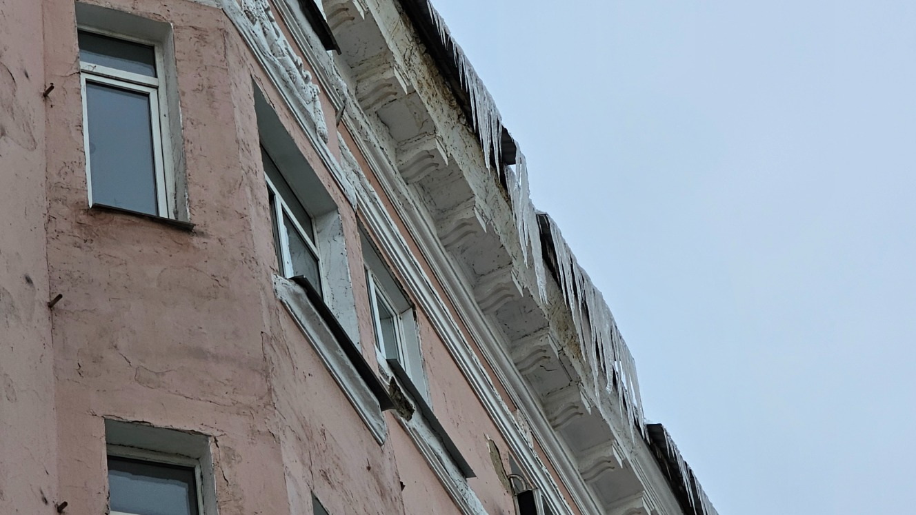 Можно ли в вопросе очистки крыш домов от опасной наледи  найти крайнего?