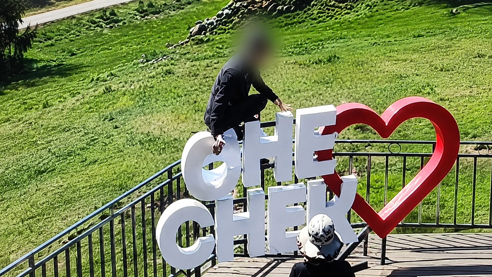 В Усть-Каменогорске гостя из столицы привлекли к ответственности за порчу декорации