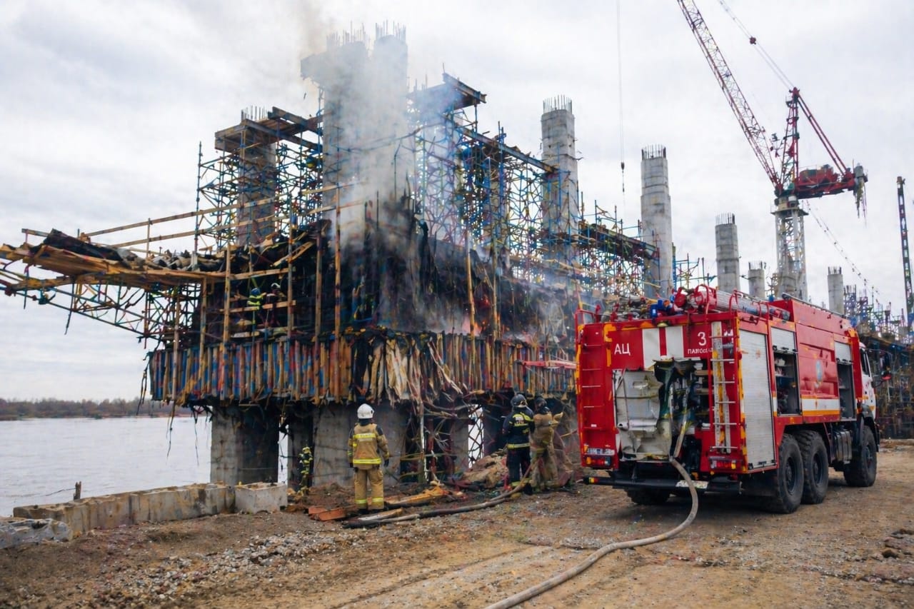 Пожар на мосту через Иртыш в Павлодаре: есть пострадавший