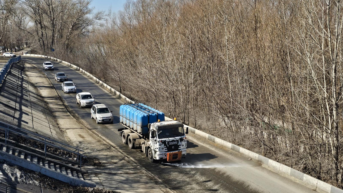 В Усть-Каменогорске стали поливать проезжую часть улиц