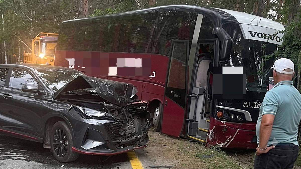 Одиннадцать человек пострадали в ДТП с автобусом по дороге в Бурабай