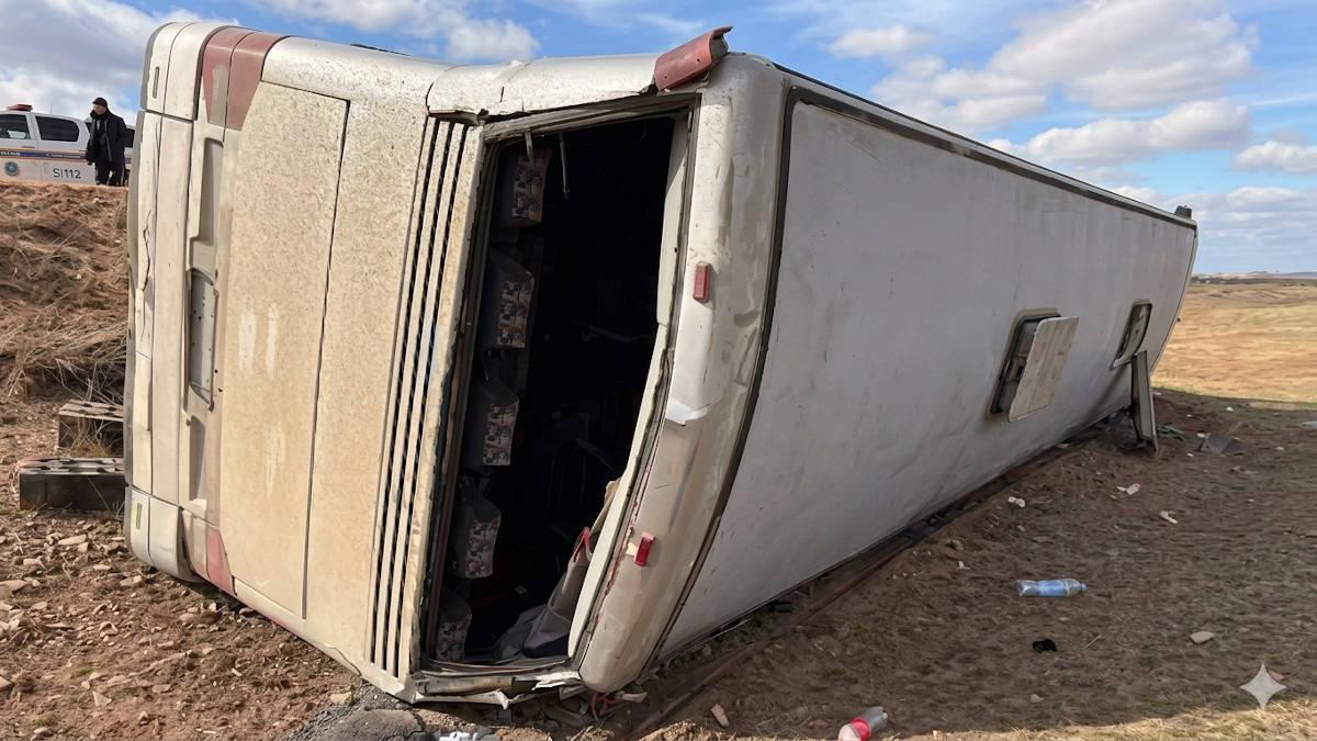 Спасатели эвакуировали десятки пострадавших после ДТП с автобусом в Карагандинской области