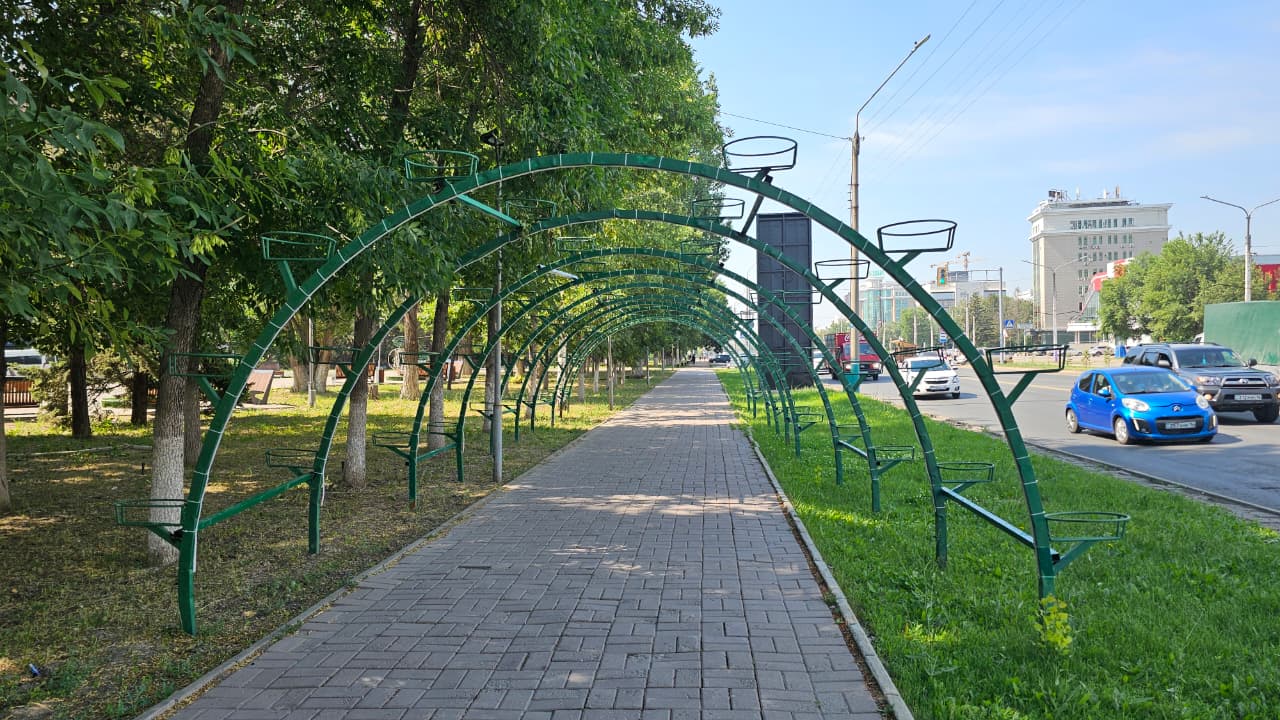 На улице Казахстан монтируют новые цветочные арки