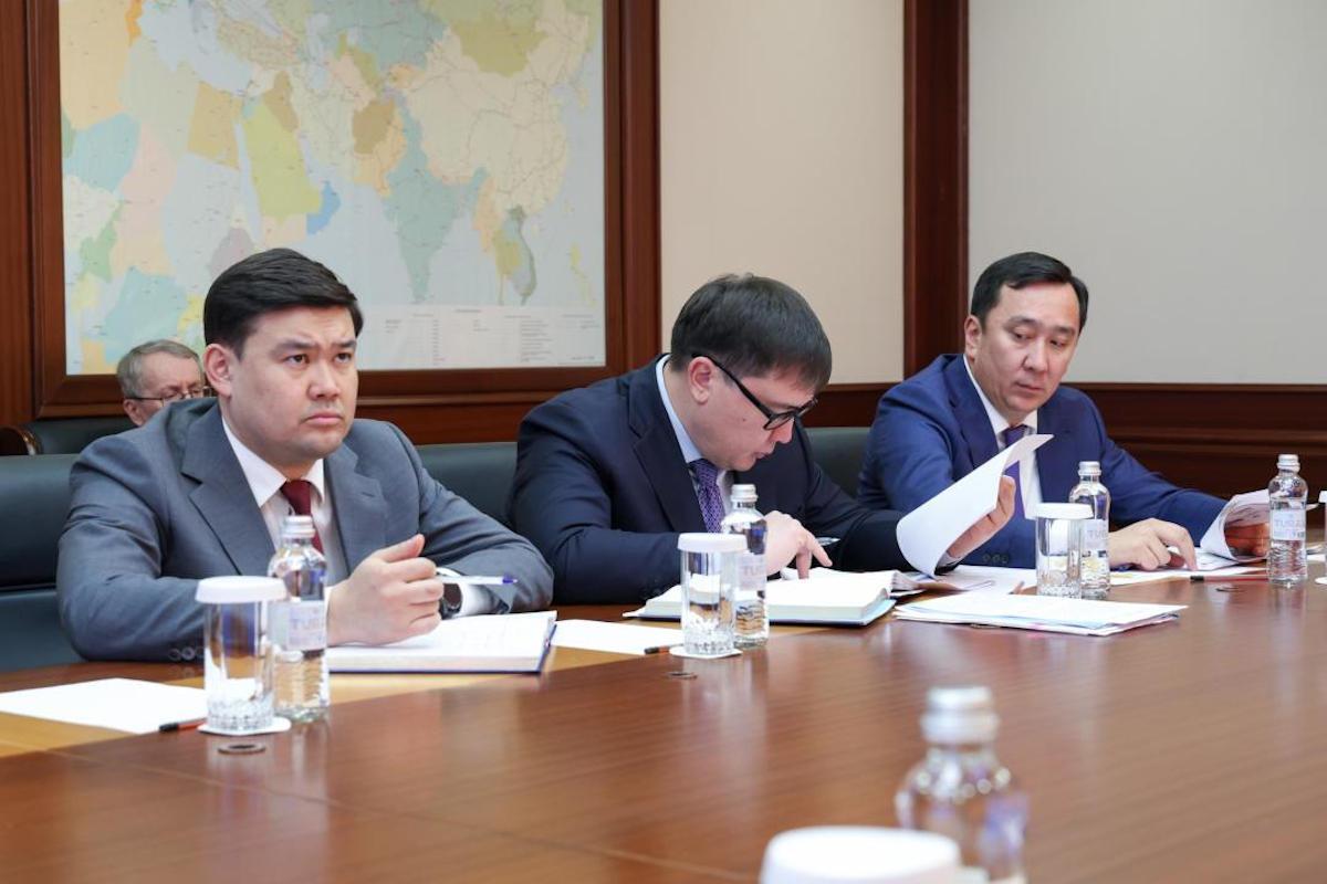 Казахстан готовит дороги к весне: тысячи километров ремонта и разбор полетов по туалетам