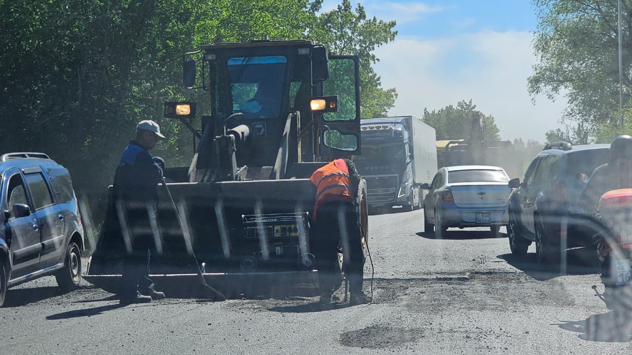В Усть-Каменогорске на Понтонном мосту проводят ямочный ремонт
