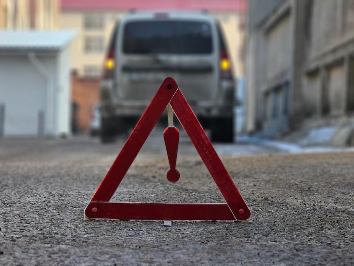 На выезде из Усть-Каменогорска произошло тройное ДТП