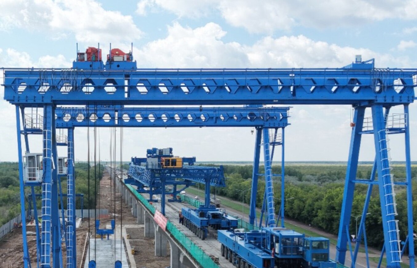 При строительстве LRT в Астане впервые применили уникальный мостоукладчик