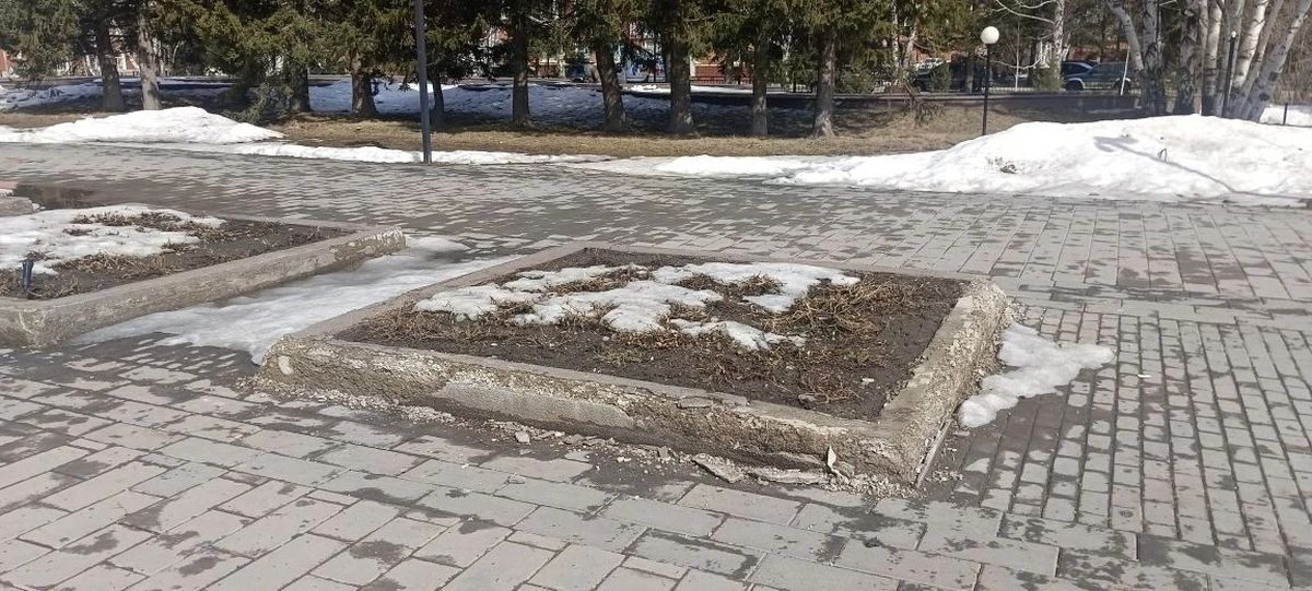 Парк на площади Республики в Риддере местами отремонтируют