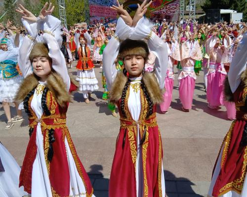 В Усть-Каменогорске на площади Республики идёт праздничный концерт