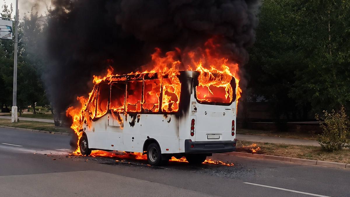 Десять человек успели выйти: в Степногорске загорелся маршрутный автобус
