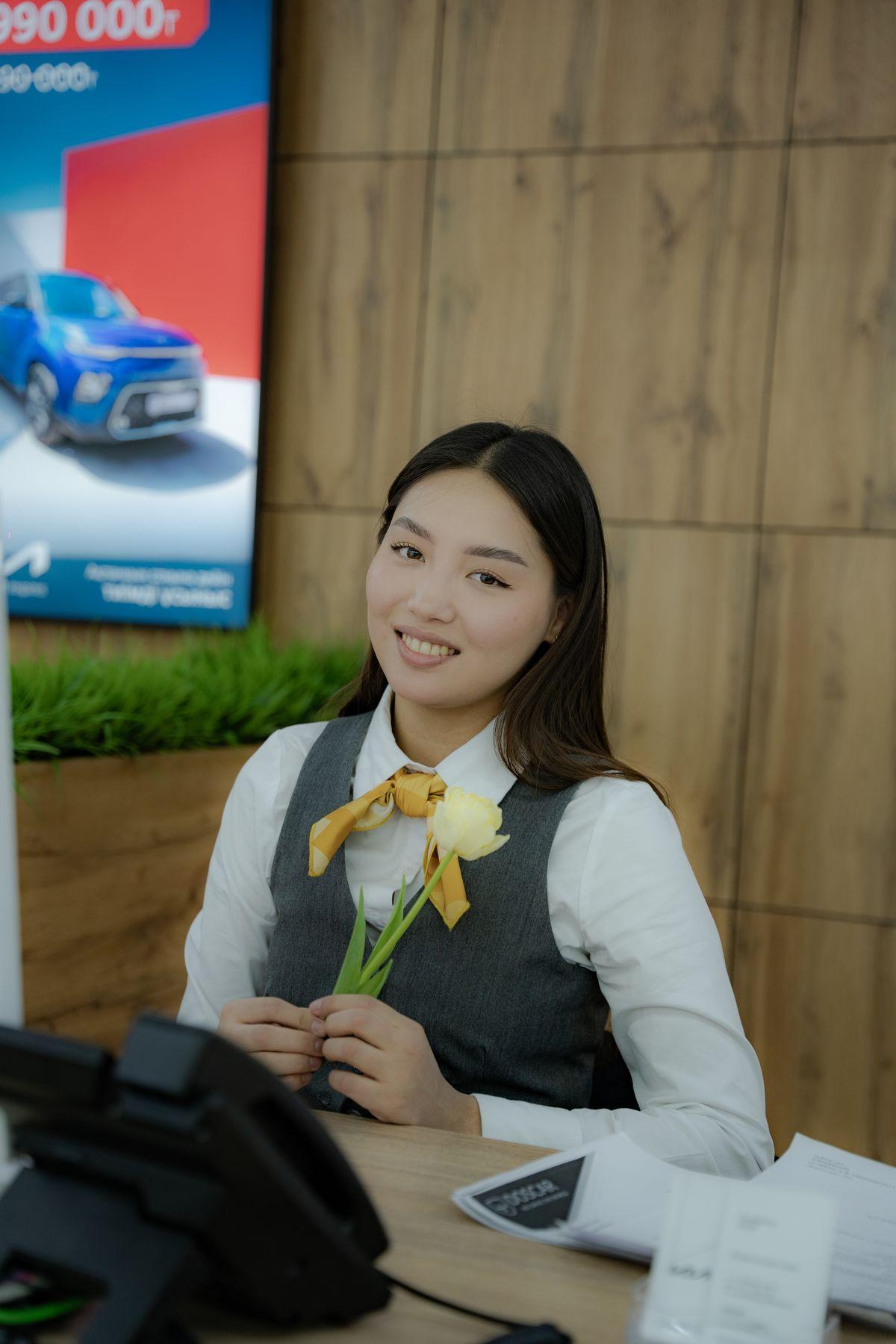 Жительницам Усть-Каменогорска на улицах и в торговых центрах дарили цветы