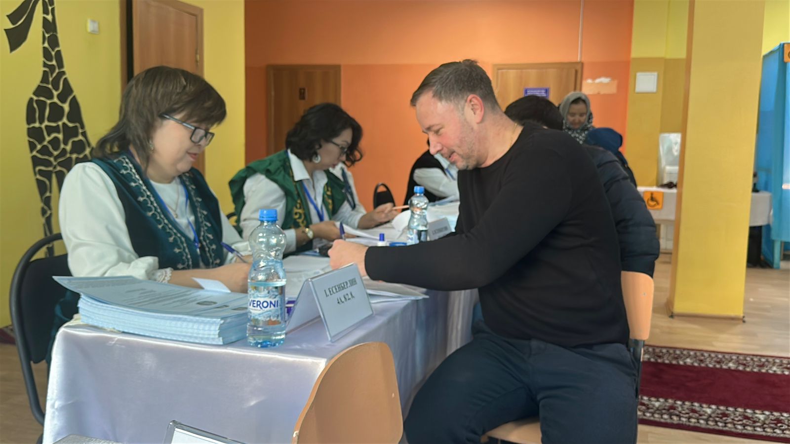 В Усть-Каменогорске сегодня одним из первых проголосовал председатель городского маслихата Александр Светаш