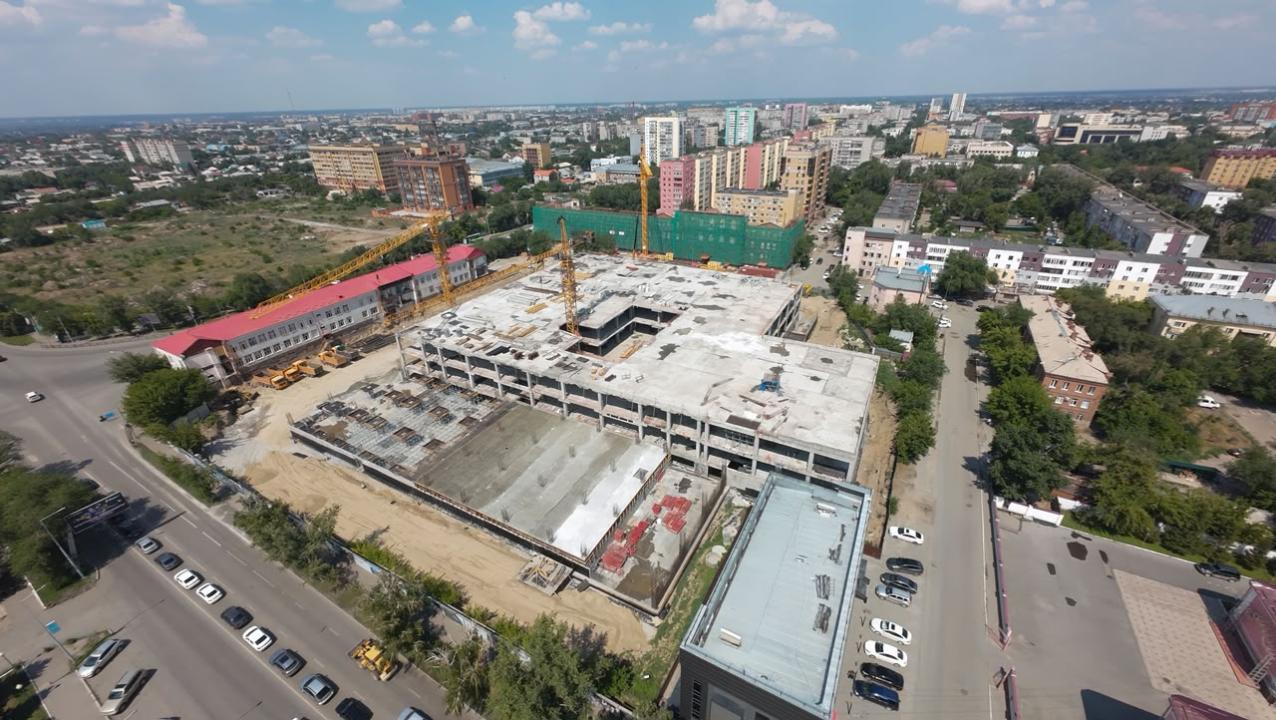 В Семее строят первый крупный торгово-развлекательный центр Semey Mall