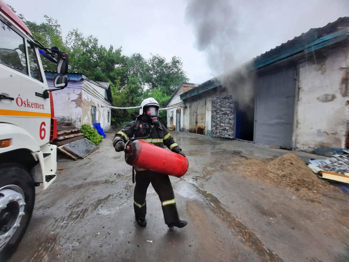 В Усть-Каменогорске пожарные предотвратили взрыв при пожаре
