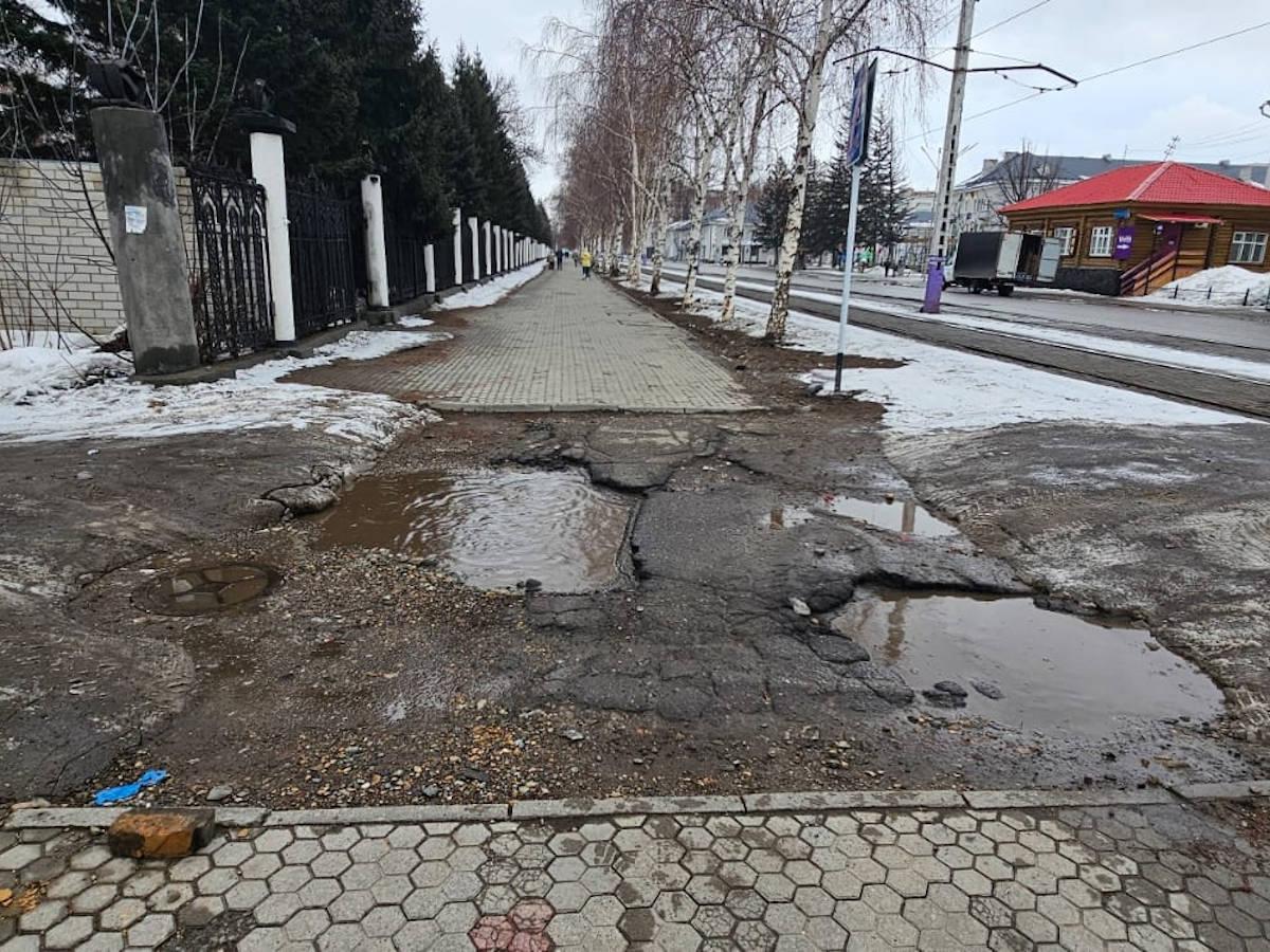 В Усть-Каменогорске отремонтируют один из самых разбитых проездов 