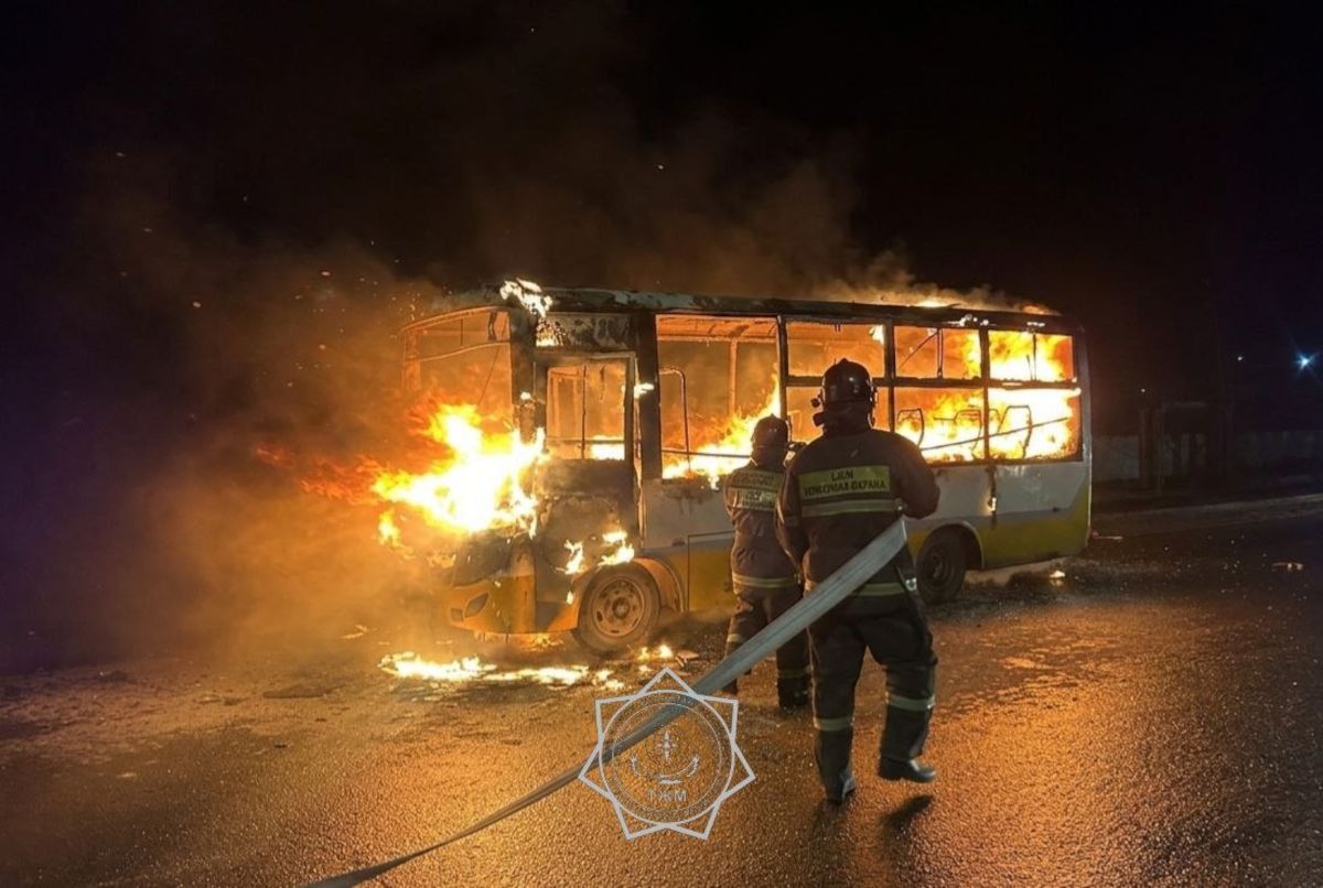 Ночной пожар в Семее: полностью сгорел пассажирский автобус
