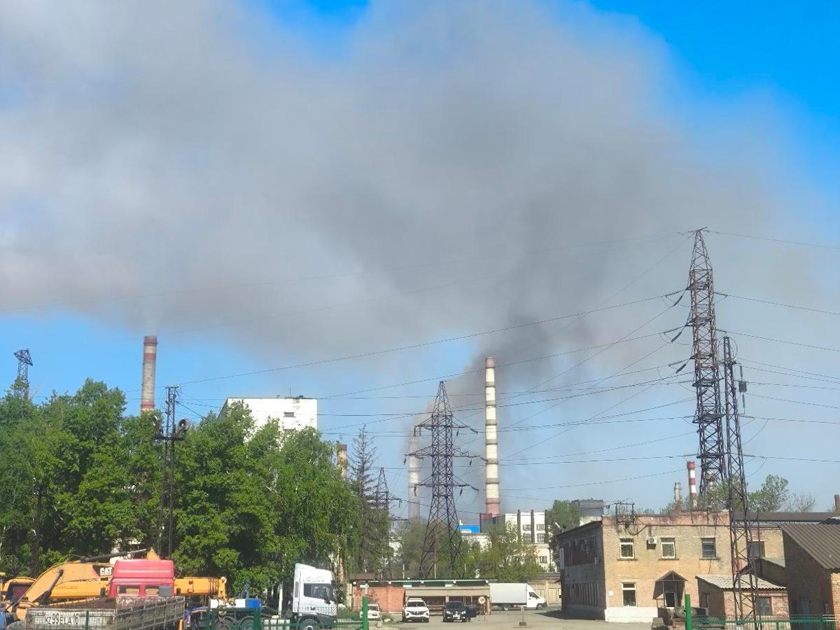 В Усть-Каменогорске жителей напугал густой дым в районе промзоны 