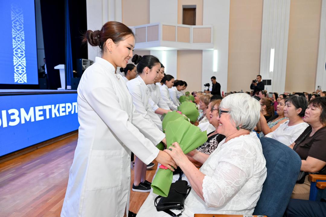 В Семее ко Дню медицинского работника наградили лучших врачей региона