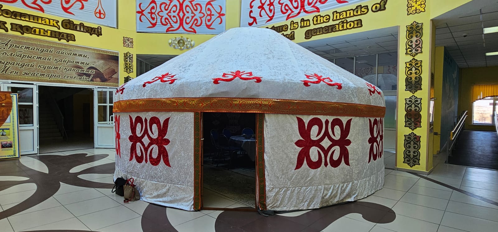 В Усть-Каменогорске на избирательном участке установили юрту и накрыли дастархан