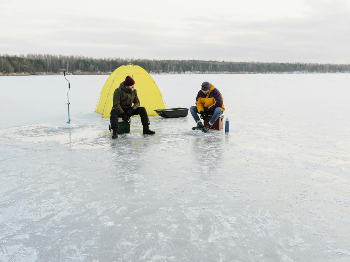 На водохранилище в Костанайской области двое мужчин провалились под лёд
