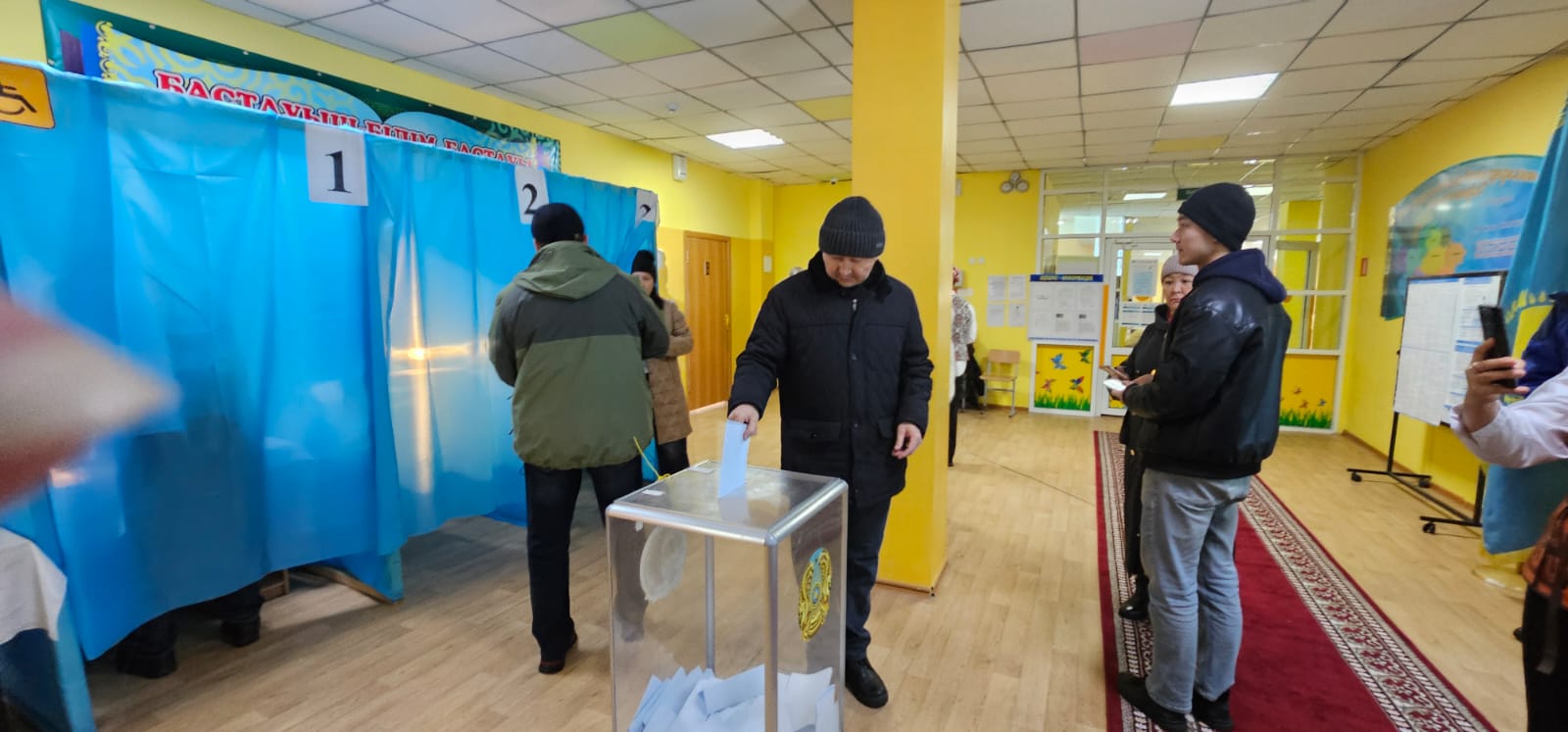 В Усть-Каменогорске на избирательном участке установили юрту и накрыли дастархан