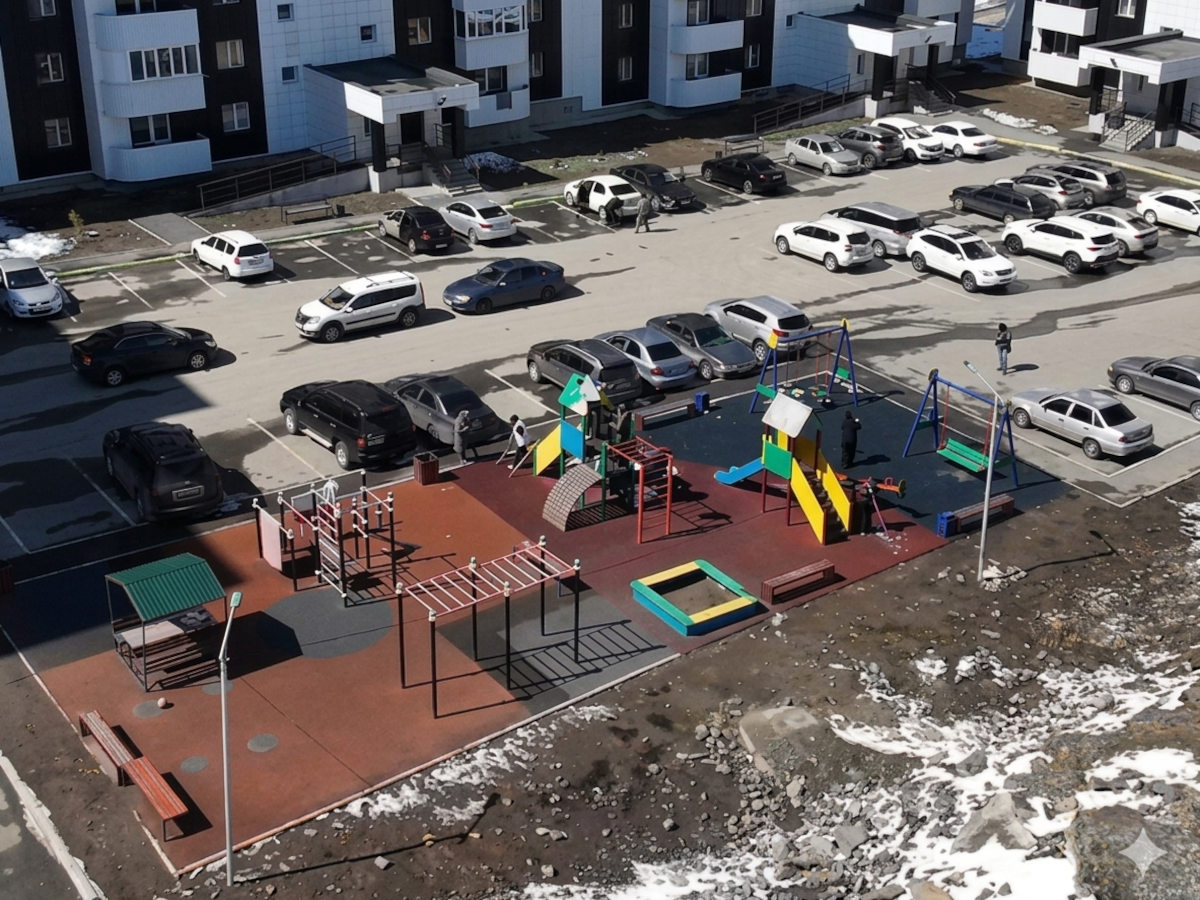 В Усть-Каменогорске дружные жильцы многоэтажки сами покрасили МАФы во дворе и обновили разметку