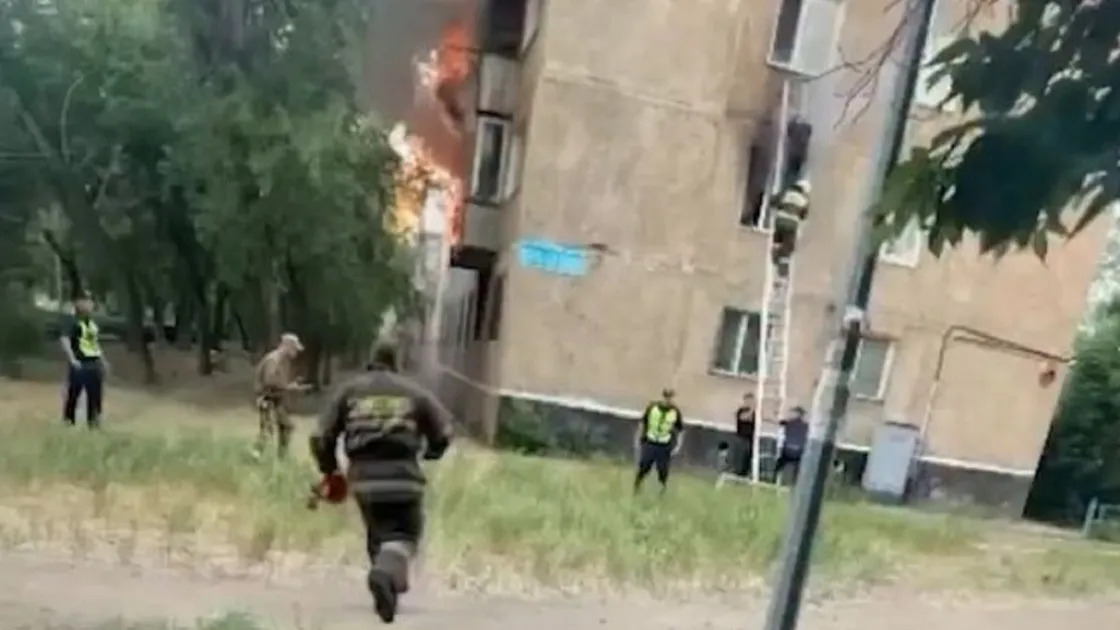При пожаре в Павлодаре девушка выпрыгнула из окна и умерла в больнице