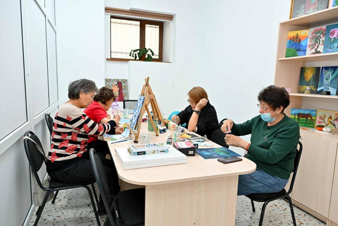 Аким области Абай посетил центр соцуслуг в Семее