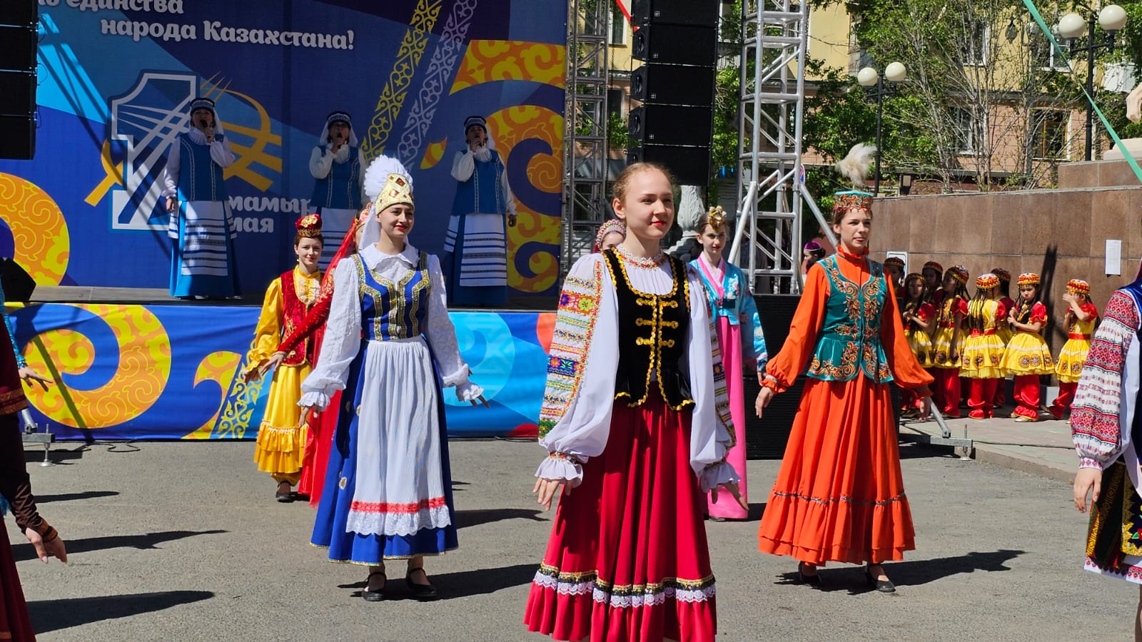 В Усть-Каменогорске у Дома дружбы отпраздновали День единства народа Казахстана 