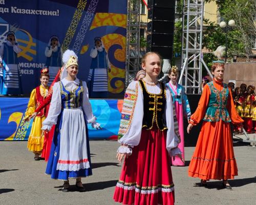 В Усть-Каменогорске у Дома дружбы отпраздновали День единства народа Казахстана 