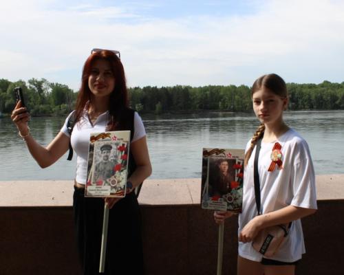В Усть-Каменогорске жители вновь вышли с портретами фронтовиков к Мемориалу Славы