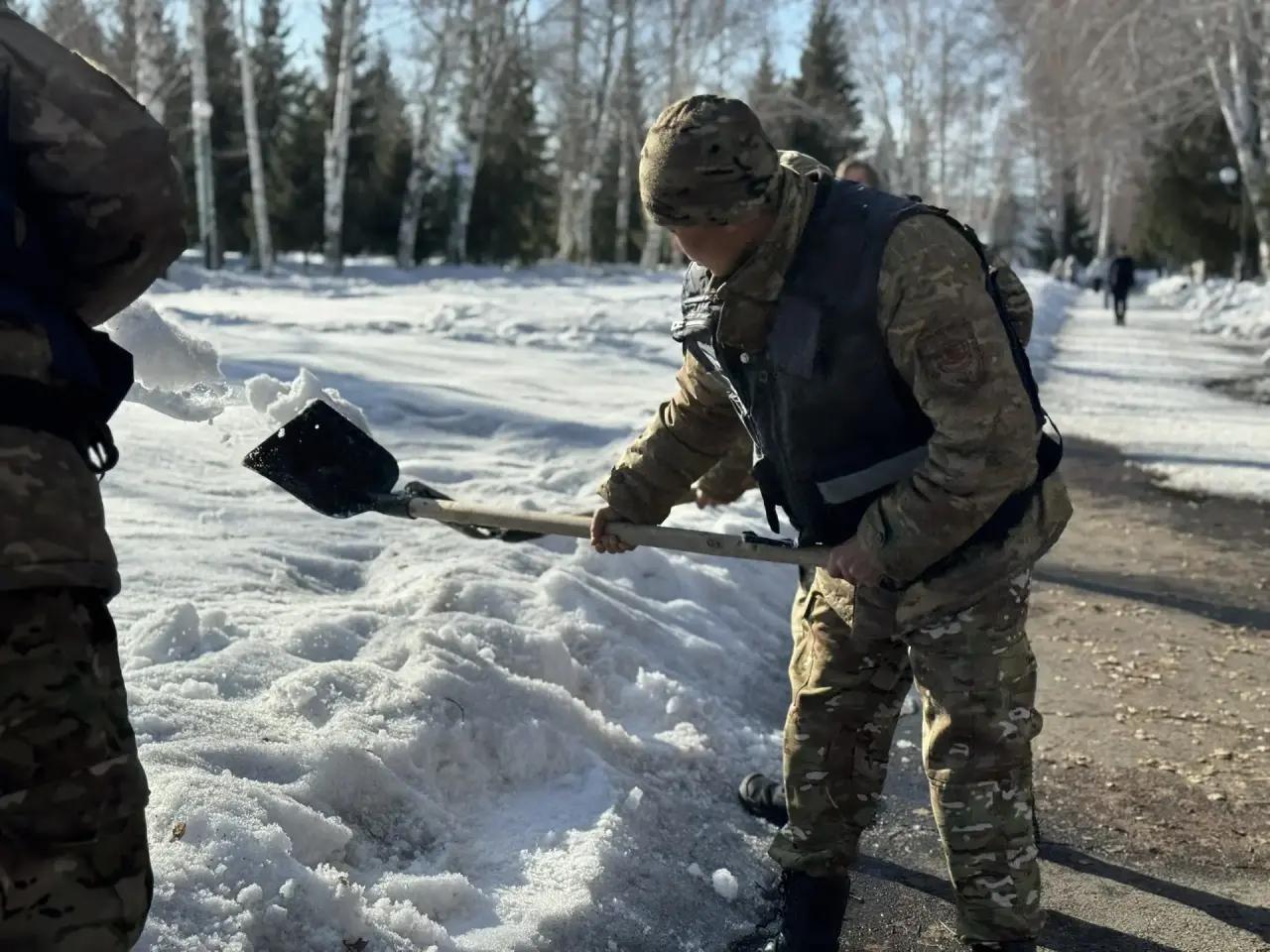 Город Алтай проснулся после зимы и вышел на масштабную уборку