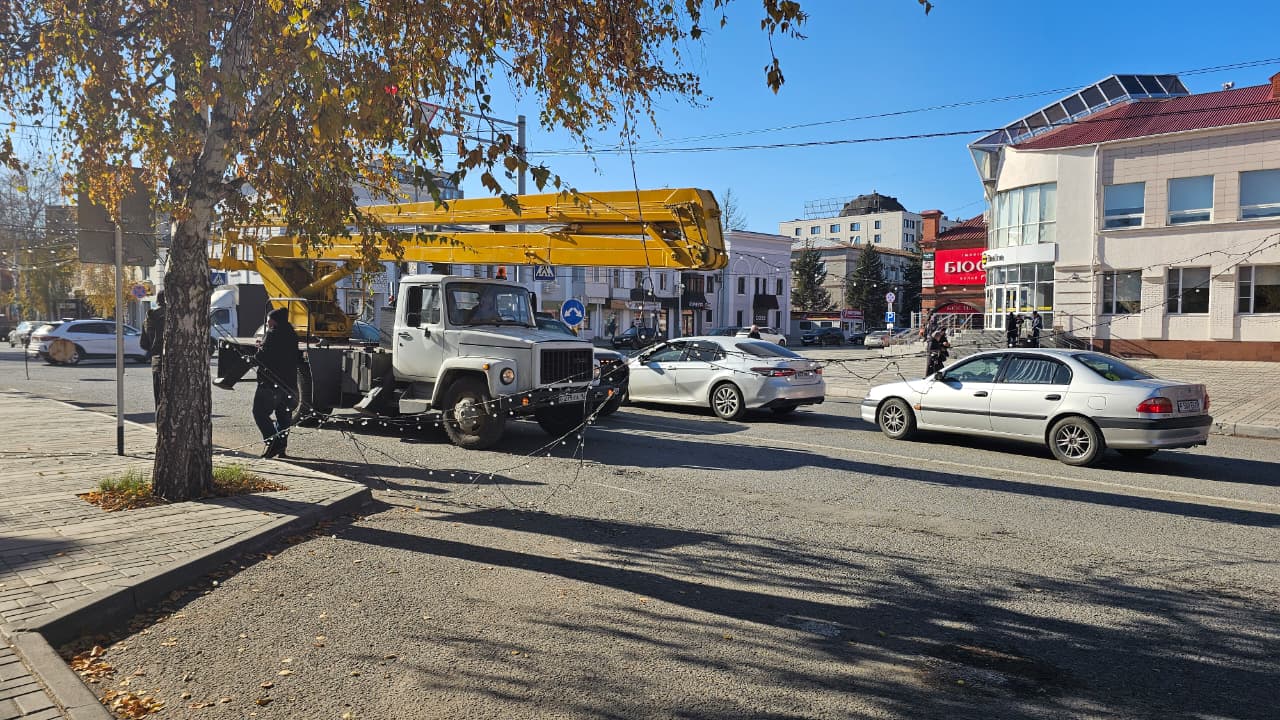 «Звёздное небо» не выдержало: в Усть-Каменогорске снимают гирлянды