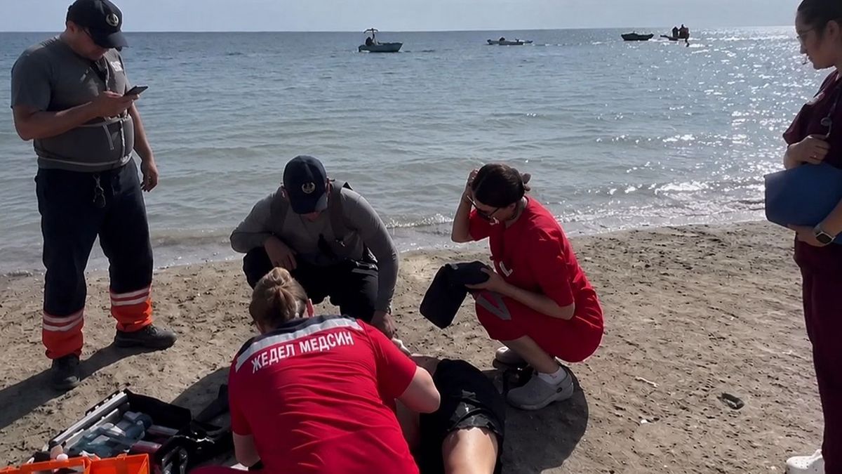 В Актау спасли тонувшего подростка в Каспийском море
