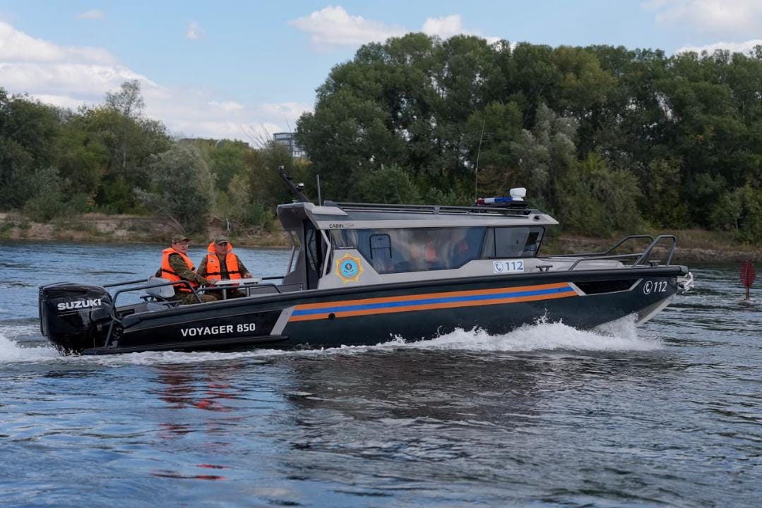 В Семее показали новый спасательный катер, приобретенный для области Абай